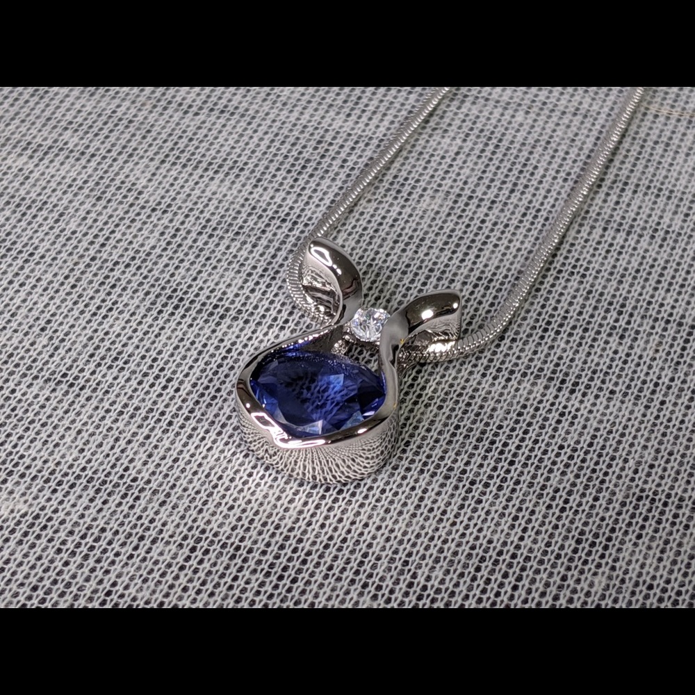 👯♀️Host Pick⚡️IJDI necklace with U shape pendant - Picture 3 of 7